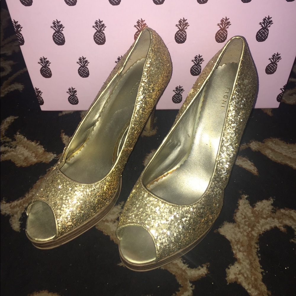 C- Gold Glittery Sequin stacked heels! ✨